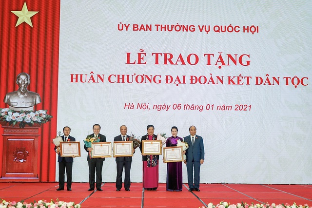 Trao tặng Huân chương Đại đoàn kết dân tộc cho lãnh đạo Quốc hội - Ảnh 2.