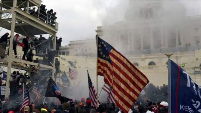 Quốc hội Mỹ họp để xác nhận chiến thắng của ông Biden, bạo loạn ngay tại tòa nhà Quốc hội - Ảnh 3.