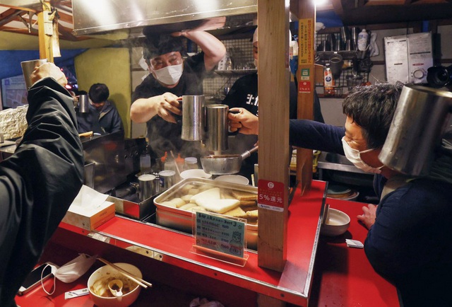 Nhật Bản ban bố tình trạng khẩn cấp, kinh doanh nhà hàng gặp khó - Ảnh 1.