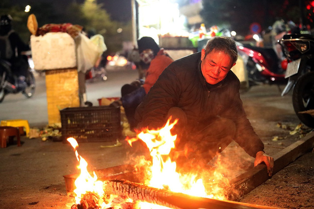 Người dân Hà Nội đốt lửa sưởi ấm trên phố giữa cái lạnh tê tái - Ảnh 5.