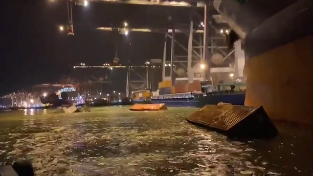 Trục vớt thành công 22 container bị rơi xuống nước tại cảng Cái Mép - Ảnh 1.
