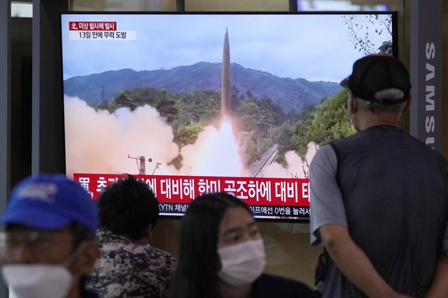 Triều Tiên tiếp tục phóng thử tên lửa - Ảnh 1.