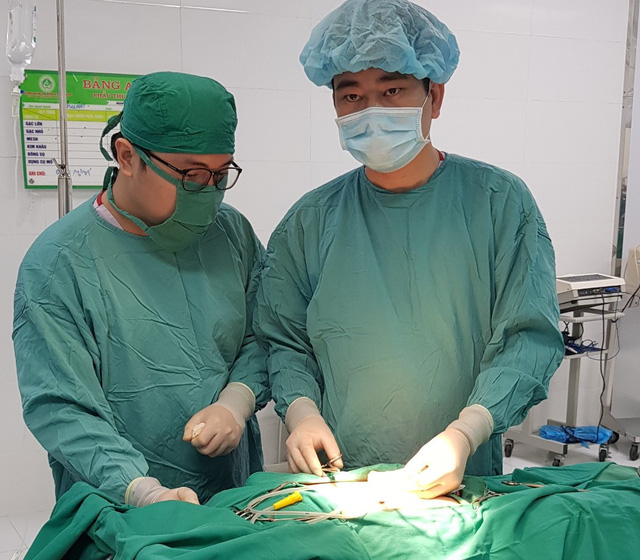 Phẫu thuật nội soi cắt túi mật chứa hơn 80 viên sỏi - Ảnh 1.
