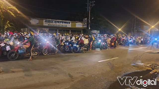 Hàng nghìn người dân đi xe máy từ TP Hồ Chí Minh về quê trong đêm gây ùn tắc nghiêm trọng - Ảnh 2.