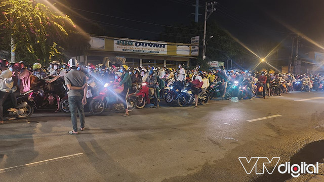 Hàng nghìn người dân đi xe máy từ TP Hồ Chí Minh về quê trong đêm gây ùn tắc nghiêm trọng - Ảnh 3.