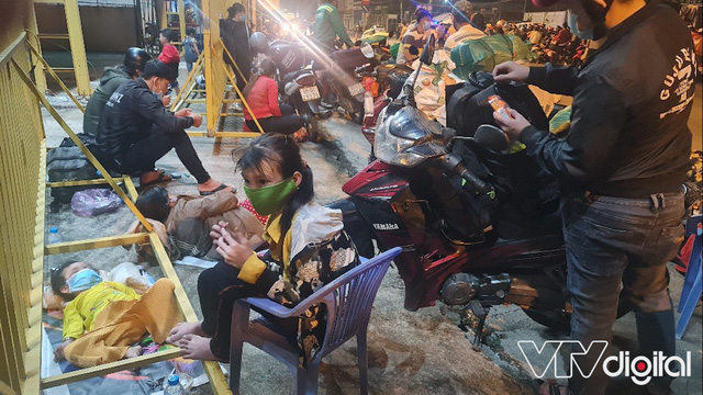 Hàng nghìn người dân đi xe máy từ TP Hồ Chí Minh về quê trong đêm gây ùn tắc nghiêm trọng - Ảnh 4.