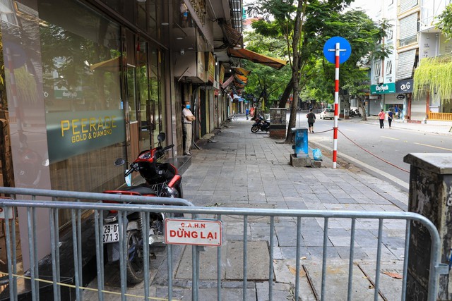 Hà Nội đóng cửa các cửa hàng trên phố Phủ Doãn vì liên quan ca mắc mới COVID-19 - Ảnh 4.
