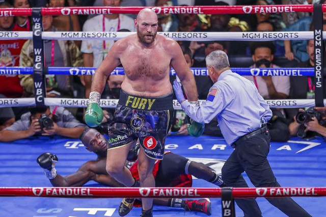 Tyson Fury hạ knock-out Deontay Wilder - Ảnh 1.
