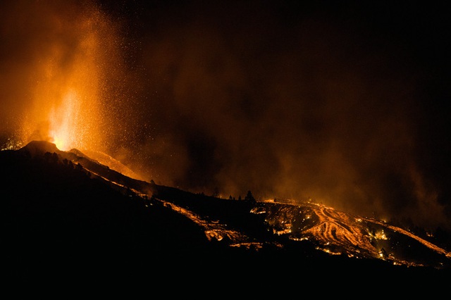 Du khách thích thú chiêm ngưỡng núi lửa Tây Ban Nha phun trào - Ảnh 1.