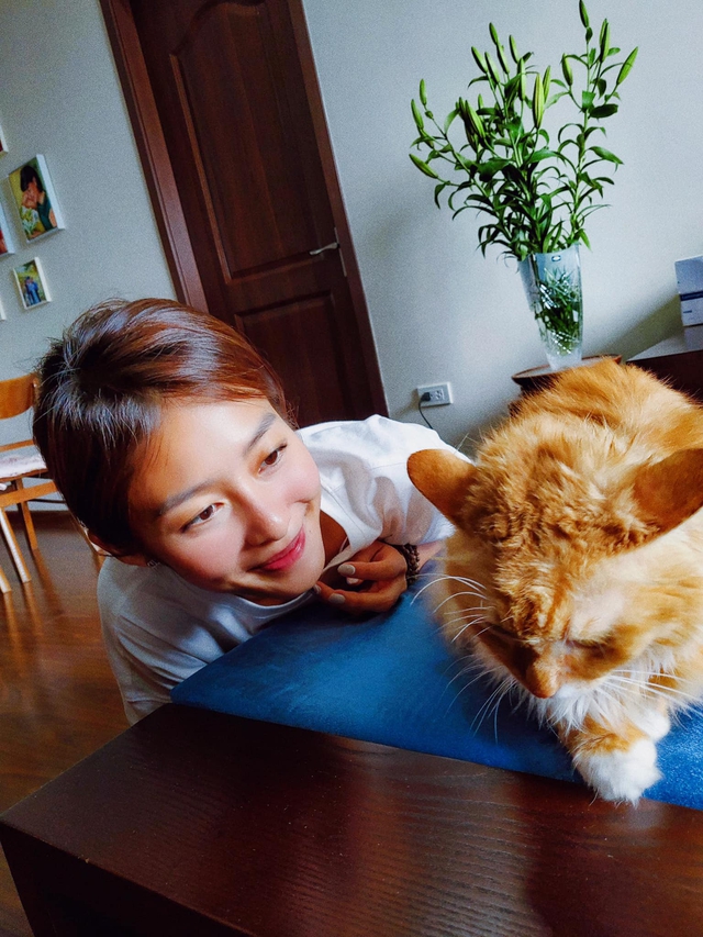 Diễn viên Việt tuần qua: Khả Ngân nựng mèo của Thanh Sơn, Bảo Thanh khoe gia đình hạnh phúc - Ảnh 6.