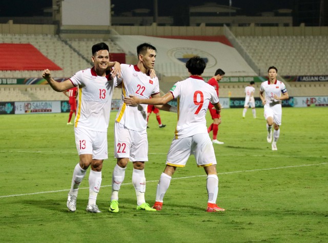 ĐT Việt Nam mặc trang phục màu trắng trong trận đấu với ĐT Oman - Ảnh 1.