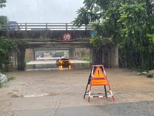 Hà Nội phân luồng, đảo đảm an toàn giao thông trong mưa bão - Ảnh 1.