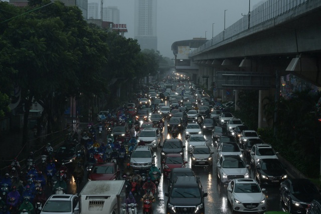 Hà Nội tái xuất đặc sản tắc đường trong ngày đầu tuần mưa lạnh - Ảnh 10.