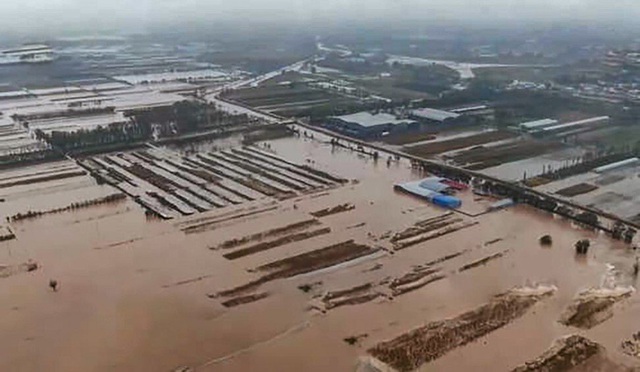 Mưa lớn kéo dài gây lũ lụt ảnh hưởng tới hơn 1,75 triệu người tại Trung Quốc - Ảnh 1.