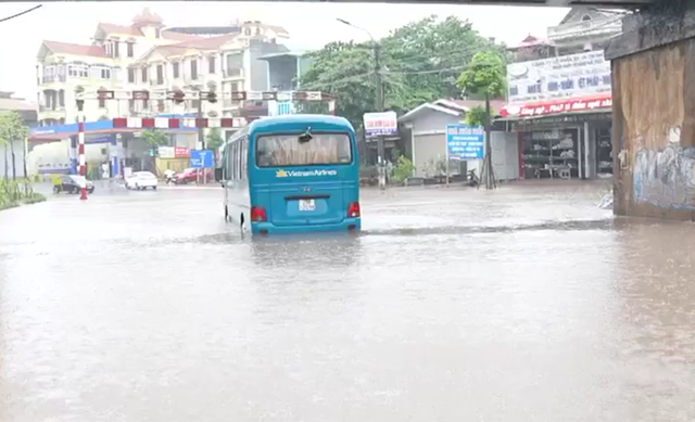 Mưa lớn kéo dài, nhiều khu vực tại Hà Nội bị ngập sâu - Ảnh 1.
