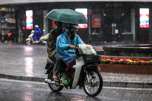 Hà Nội tái xuất đặc sản tắc đường trong ngày đầu tuần mưa lạnh - Ảnh 3.