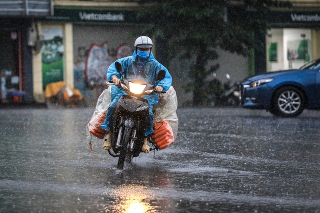 Hà Nội tái xuất đặc sản tắc đường trong ngày đầu tuần mưa lạnh - Ảnh 1.