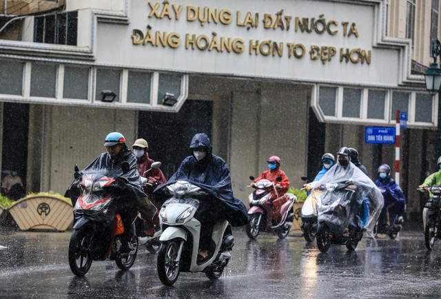 Hà Nội tái xuất đặc sản tắc đường trong ngày đầu tuần mưa lạnh - Ảnh 4.