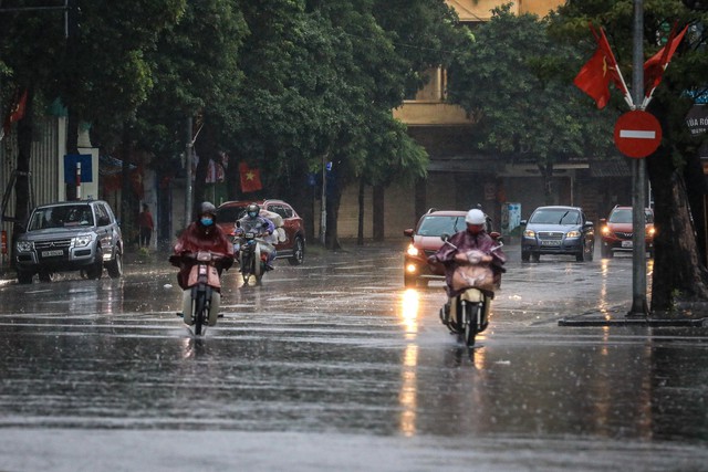 Hà Nội tái xuất đặc sản tắc đường trong ngày đầu tuần mưa lạnh - Ảnh 2.