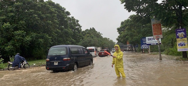 Mưa lớn kéo dài, nhiều khu vực tại Hà Nội bị ngập sâu - Ảnh 2.