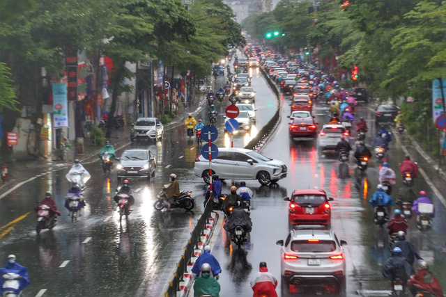 Hà Nội tái xuất đặc sản tắc đường trong ngày đầu tuần mưa lạnh - Ảnh 8.