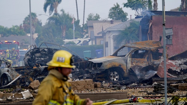 Mỹ: Máy bay rơi ở San Diego khiến ít nhất 2 người thiệt mạng - Ảnh 2.
