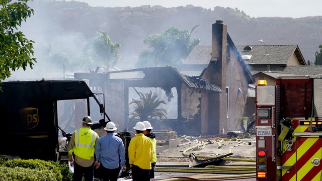 Mỹ: Máy bay rơi ở San Diego khiến ít nhất 2 người thiệt mạng - Ảnh 1.