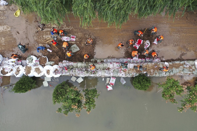 Mưa lớn gây lũ lụt nghiêm trọng ở miền Bắc Trung Quốc, ít nhất 15 người thiệt mạng - Ảnh 1.