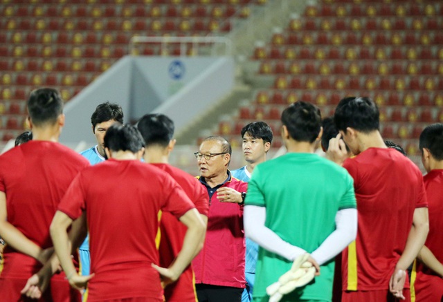 ĐT Việt Nam làm quen sân Sultan Qaboos, hoàn thiện bước chuẩn bị cuối cùng cho trận đấu với ĐT Oman - Ảnh 1.