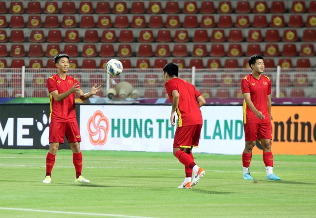 ĐT Việt Nam làm quen sân Sultan Qaboos, hoàn thiện bước chuẩn bị cuối cùng cho trận đấu với ĐT Oman - Ảnh 2.