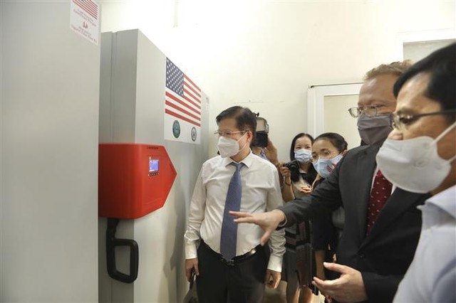 Bộ Y tế tiếp nhận 77 tủ lạnh âm sâu do Hoa Kỳ viện trợ - Ảnh 3.