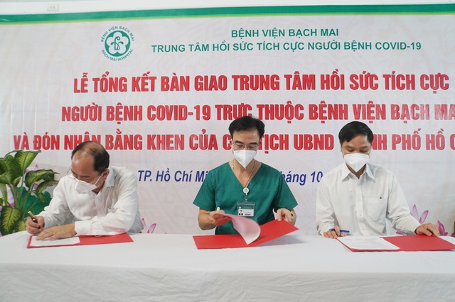 Bệnh viện Bạch Mai bàn giao Trung tâm Hồi sức tích cực người bệnh COVID-19 cho Bệnh viện Nhân dân Gia Định - Ảnh 1.