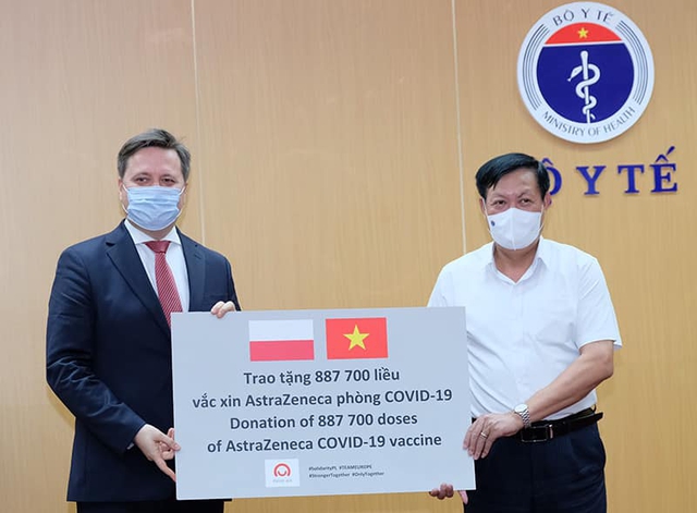 Bộ Y tế tiếp nhận gần 2 triệu liều vaccine AstraZeneca do Ba Lan và Hàn Quốc tài trợ - Ảnh 1.