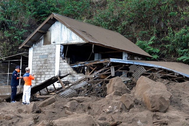 Indonesia: 11 học sinh bị đuối nước, động đất gây thương vong tại Bali - Ảnh 2.