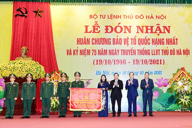 Bộ Tư lệnh Thủ đô Hà Nội đón nhận Huân chương Bảo vệ Tổ quốc hạng Nhất - Ảnh 1.