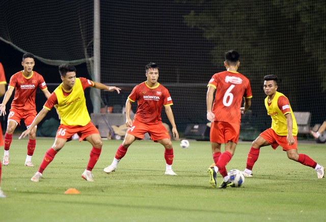 Cầu thủ ĐT U23 Việt Nam ra sức tập luyện dưới sự uốn nắn của HLV trưởng Park Hang-seo - Ảnh 2.
