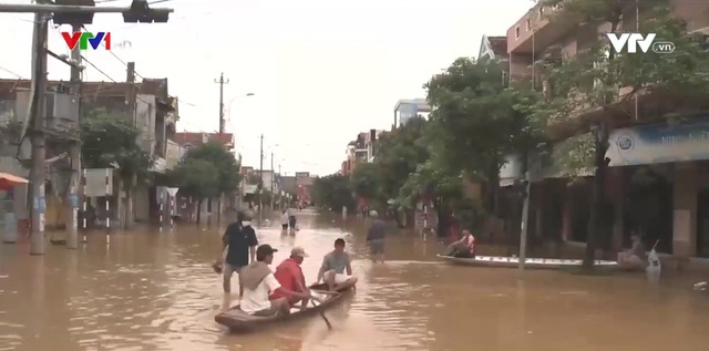 Nước vẫn ngập 1m, Quảng Bình khẩn trương khắc phục hậu quả mưa lũ - Ảnh 1.