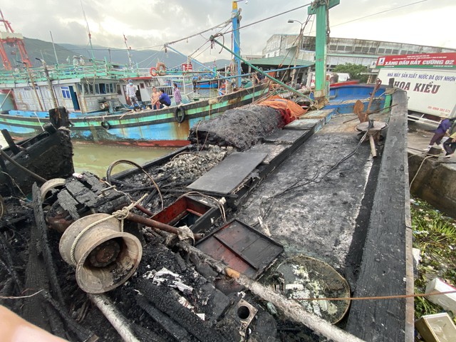 Nhiều tàu cá neo đậu ở Bình Định bị cháy trong trong đêm - Ảnh 2.