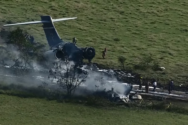 Mỹ: Máy bay rơi và bốc cháy, 21 hành khách và phi hành đoàn sống sót thần kỳ - Ảnh 1.