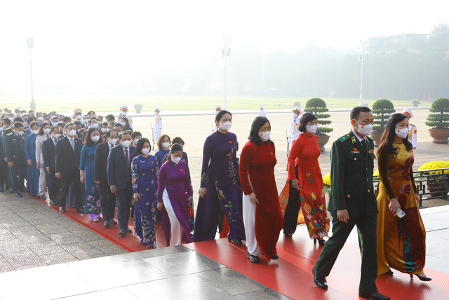 Lãnh đạo Đảng, Nhà nước và các đại biểu Quốc hội vào Lăng viếng Chủ tịch Hồ Chí Minh - Ảnh 5.