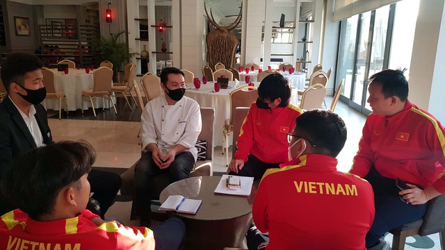 ĐT U23 Việt Nam được đón tiếp chu đáo khi đặt chân tới Bishkek, Kyrgyzstan - Ảnh 4.