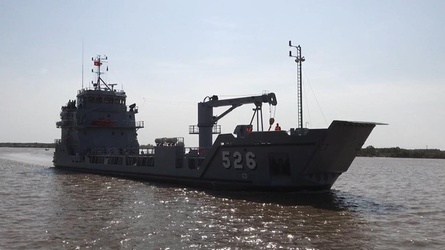 Vùng 5 Hải quân tổ chức Lễ thượng cờ 4 tàu vận tải đa năng - Ảnh 1.