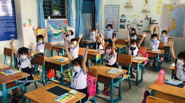 TP Hồ Chí Minh: Học sinh lớp 1, lớp 9 và lớp 12 vẫn đi học trực tiếp từ 13/12 - Ảnh 1.