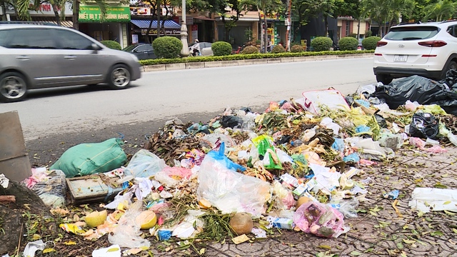 Bãi rác lớn thứ hai Hà Nội quá tải, ngừng tiếp nhận rác - Ảnh 1.
