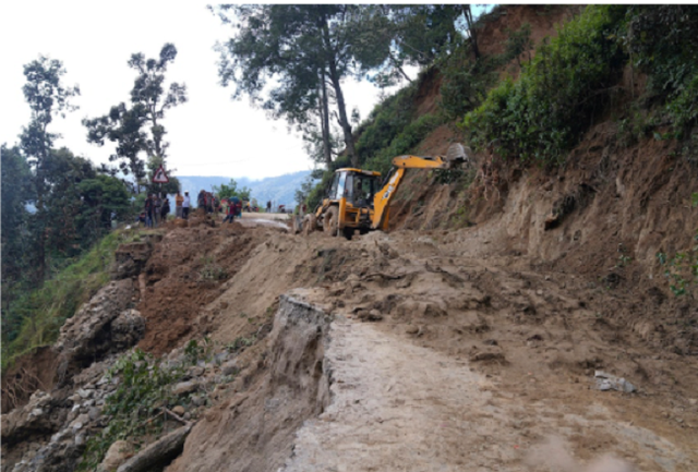 Lũ lụt và sạt lở đất cuốn trôi nhà cửa, khiến hơn 150 người thiệt mạng ở Ấn Độ và Nepal - Ảnh 2.