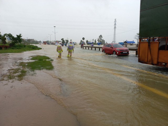 Quảng Nam: Quốc lộ 1A bị ngập, xe cộ đi lại khó khăn - Ảnh 1.