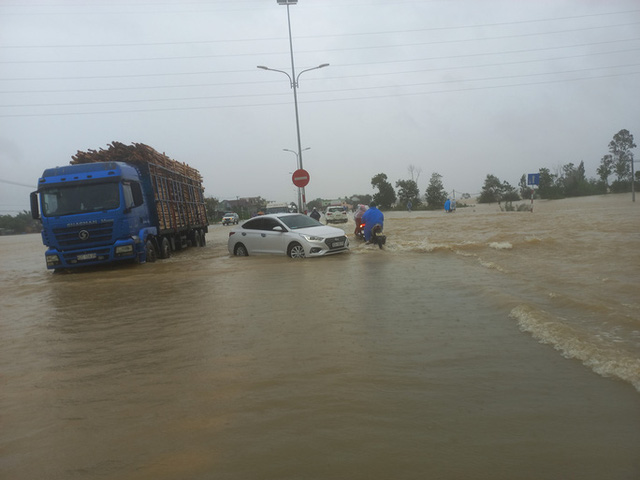 Quảng Nam: Quốc lộ 1A bị ngập, xe cộ đi lại khó khăn - Ảnh 2.