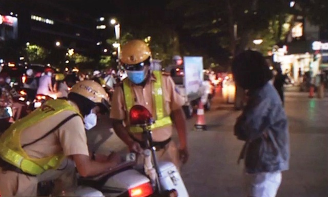 TP Hồ Chí Minh: Nhiều người bị phạt vì không đeo khẩu trang - Ảnh 1.