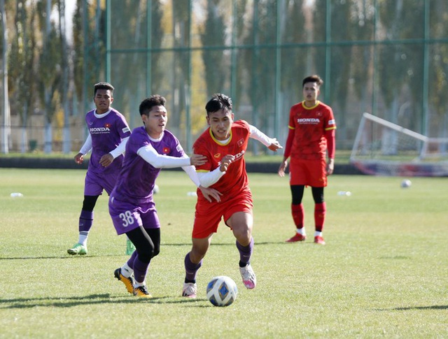 ĐT U23 Việt Nam chia quân đấu tập, HLV Park Hang-seo hài lòng về sự nỗ lực của các học trò - Ảnh 4.