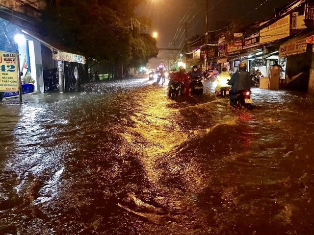 Nhiều tuyến đường tại TP Hồ Chí Minh ngập nặng sau cơn mưa lớn - Ảnh 2.